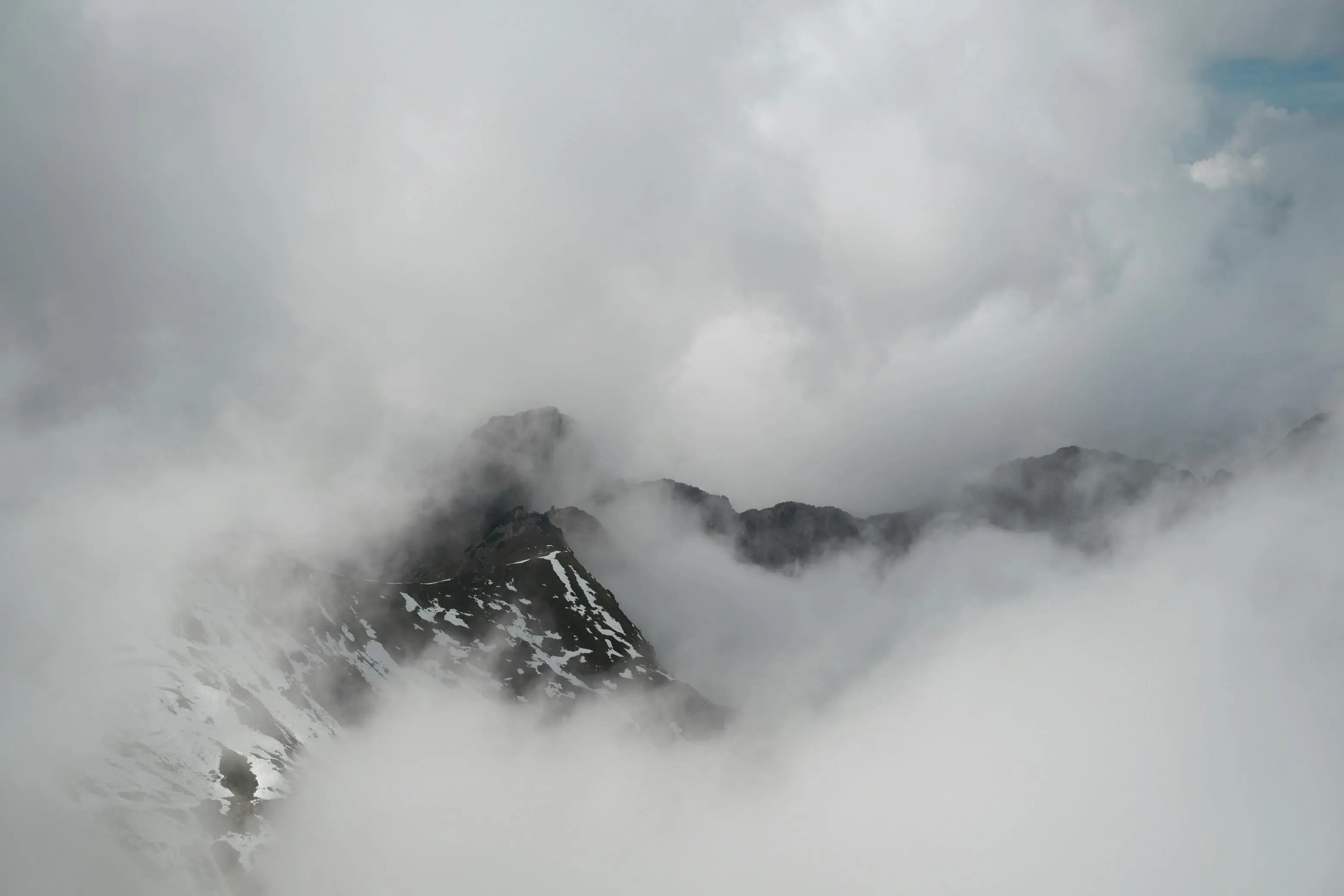 Hohe Berge im Nebel